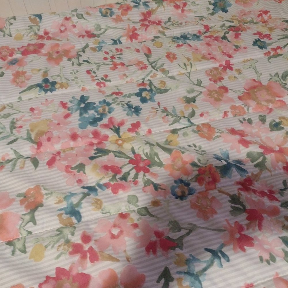 Twin Comforter Set (Comforter, Bedskirt & PIllowsham)